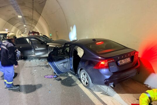 Aksident brenda tunelit te Llogarasë, përplasen 2 makina, bllokohet qarkullimi