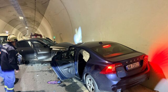Aksident brenda tunelit te Llogarasë, përplasen 2 makina, bllokohet qarkullimi