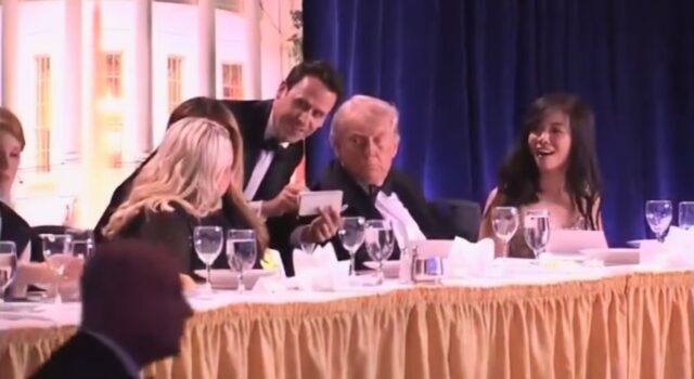 Momentet e panikut në darkën e Korrespondentëve, Trump evakuohet pas të shtënave me a*më