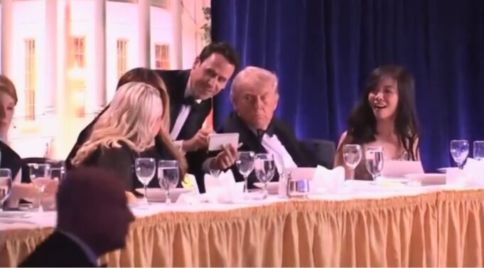 Momentet e panikut në darkën e Korrespondentëve, Trump evakuohet pas të shtënave me a*më