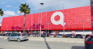 Alarm për b*mbë në qendrën tregtare QTU. Evakuohen të gjithë punonjësit dhe qytetarët.