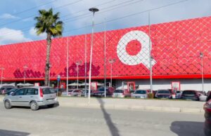 Alarm për b*mbë në qendrën tregtare QTU. Evakuohen të gjithë punonjësit dhe qytetarët.