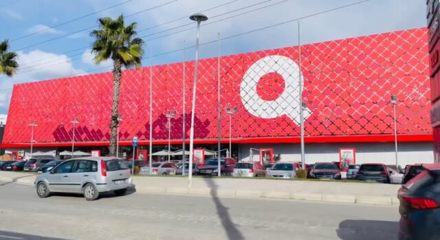 Alarm për b*mbë në qendrën tregtare QTU. Evakuohen të gjithë punonjësit dhe qytetarët.