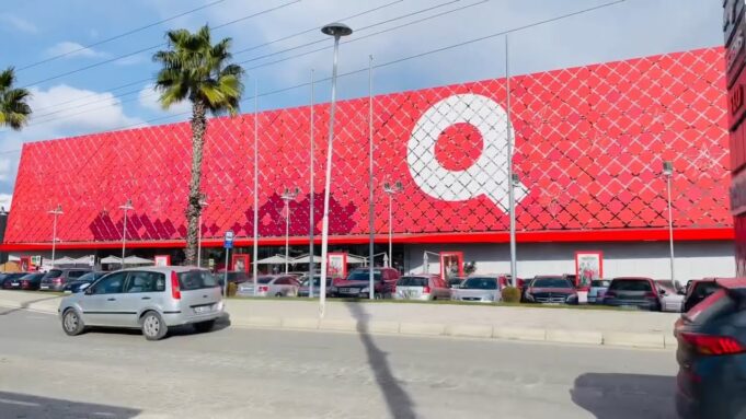 Alarm për b*mbë në qendrën tregtare QTU. Evakuohen të gjithë punonjësit dhe qytetarët.