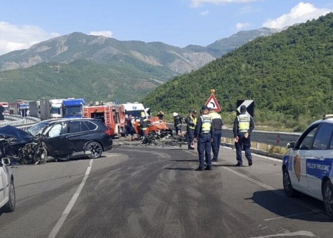 Aksident në aksin Librazhd-Elbasan , disa persona te pl*gosur