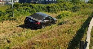 Dy makina përfundojnë në kanal pas parakalimit te gabuar