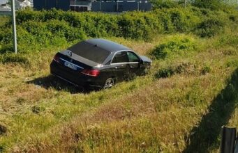 Dy makina përfundojnë në kanal pas parakalimit te gabuar