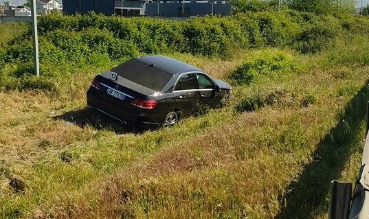 Dy makina përfundojnë në kanal pas parakalimit te gabuar