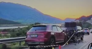 Aksident në aksin Tepelenë-Krahës, përplasen dy makina/ Plagosen 8 persona