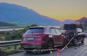 Aksident në aksin Tepelenë-Krahës, përplasen dy makina/ Plagosen 8 persona