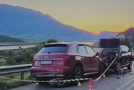 Aksident në aksin Tepelenë-Krahës, përplasen dy makina/ Plagosen 8 persona