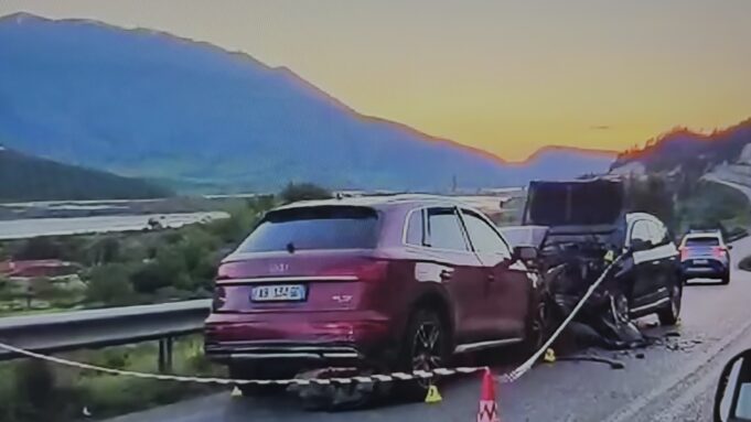 Aksident në aksin Tepelenë-Krahës, përplasen dy makina/ Plagosen 8 persona