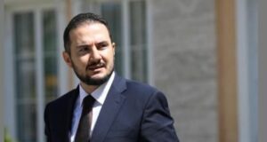 Ervin Salianji dorëzon kandidaturën për kreun e PD përballë Berishës