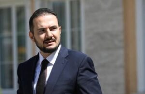Ervin Salianji dorëzon kandidaturën për kreun e PD përballë Berishës