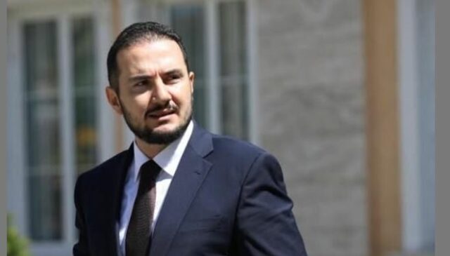 Ervin Salianji dorëzon kandidaturën për kreun e PD përballë Berishës