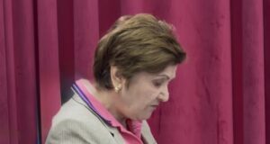 Dorëhiqet kryetarja e Këshillit Bashkiak Fier, prapaskenat e mocionit nga këshilltarët e majtë