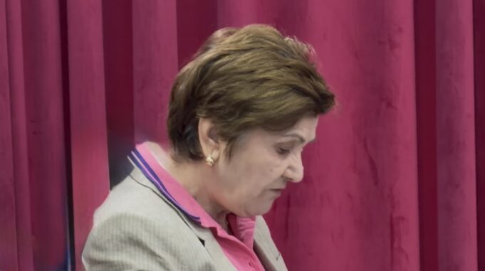 Dorëhiqet kryetarja e Këshillit Bashkiak Fier, prapaskenat e mocionit nga këshilltarët e majtë