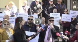 Sindikatat protestë para Kryeministrisë në 1 Maj: Drejtësi dhe paga të denja për punëtorët