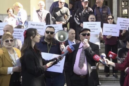 Sindikatat protestë para Kryeministrisë në 1 Maj: Drejtësi dhe paga të denja për punëtorët