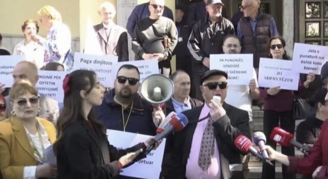 Sindikatat protestë para Kryeministrisë në 1 Maj: Drejtësi dhe paga të denja për punëtorët