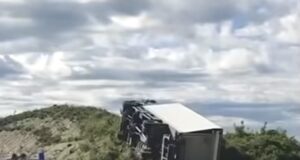 Trajleri del nga rruga , plagoset shoferi