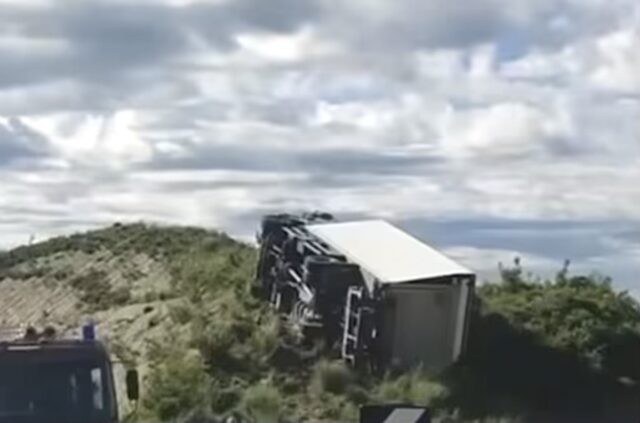 Trajleri del nga rruga , plagoset shoferi