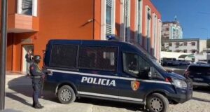 Goditet rrjeti i dr*gës në Elbasan, 26 të arrestuar dhe disa në kërkim, sekuestrohen kan*bis e k*ka*në