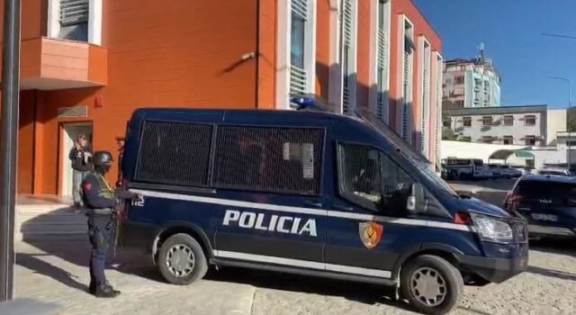 Goditet rrjeti i dr*gës në Elbasan, 26 të arrestuar dhe disa në kërkim, sekuestrohen kan*bis e k*ka*në
