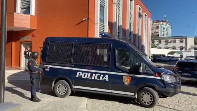 Goditet rrjeti i dr*gës në Elbasan, 26 të arrestuar dhe disa në kërkim, sekuestrohen kan*bis e k*ka*në