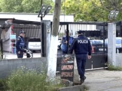 Fier – Plag*sje me th*kë në lagjen “15 Tetori”, shpallet në kërkim 25-vjeçari