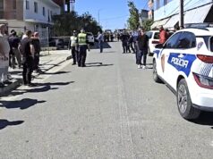 Aksidenti tr*gjik në Durrës, policia largon familjen e autorit nga zona për të shmangur tensionet
