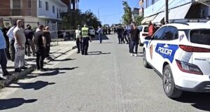 Aksidenti tr*gjik në Durrës, policia largon familjen e autorit nga zona për të shmangur tensionet