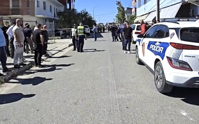 Aksidenti tr*gjik në Durrës, policia largon familjen e autorit nga zona për të shmangur tensionet