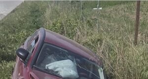 Makina del nga rruga , plagoset shoferi