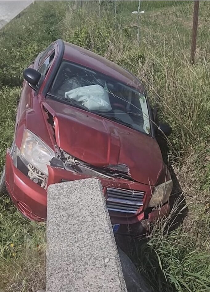 Makina del nga rruga , plagoset shoferi