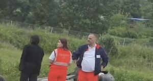 Aksident në autostradën Tiranë-Durrës, makina del nga rruga dhe përmbyset