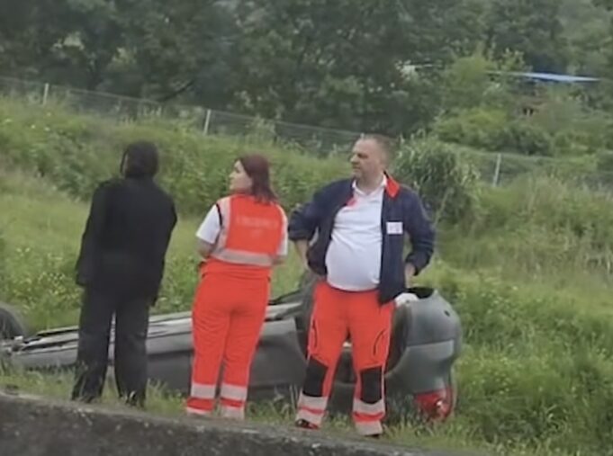 Aksident në autostradën Tiranë-Durrës, makina del nga rruga dhe përmbyset