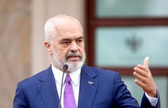 Protesta në shesh kundër projektit në Zvërnec/ Rama reagon: Ma sillni dhe e anullojmë!