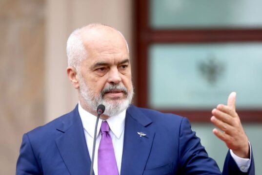 Protesta në shesh kundër projektit në Zvërnec/ Rama reagon: Ma sillni dhe e anullojmë!
