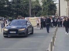 “Duam drejtësi” – banorët në Durrës marshojnë pas tragj*disë ku humbën jetën dy të mitur