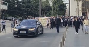 “Duam drejtësi” – banorët në Durrës marshojnë pas tragj*disë ku humbën jetën dy të mitur