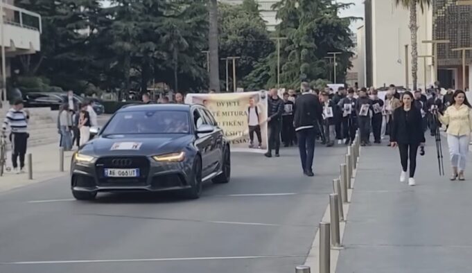 “Duam drejtësi” – banorët në Durrës marshojnë pas tragj*disë ku humbën jetën dy të mitur