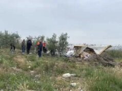 Kamioni përmbyset në rrethrrotullimin e Grabianit, vetëm dëme materiale