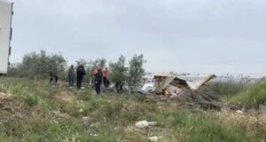 Kamioni përmbyset në rrethrrotullimin e Grabianit, vetëm dëme materiale