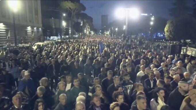 Policia njofton bllokime rrugësh për protestën e opozitës më 8 maj
