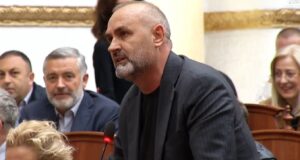 “Si deputet i Fierit…lapsusi i Ulsi Manjës shkakton të qeshura në Kuvend