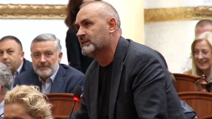 “Si deputet i Fierit…lapsusi i Ulsi Manjës shkakton të qeshura në Kuvend