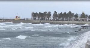 Moti i keq “izolon” mjetet e vogla lundruese në Vlorë, pezullohet lundrimi deri në orën 22:00