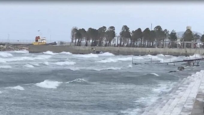 Moti i keq “izolon” mjetet e vogla lundruese në Vlorë, pezullohet lundrimi deri në orën 22:00
