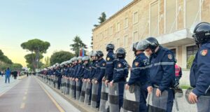 Sot protesta e opozites, marshim drejt Kryeministrisë – mungon podiumi, pa fjalime në shesh